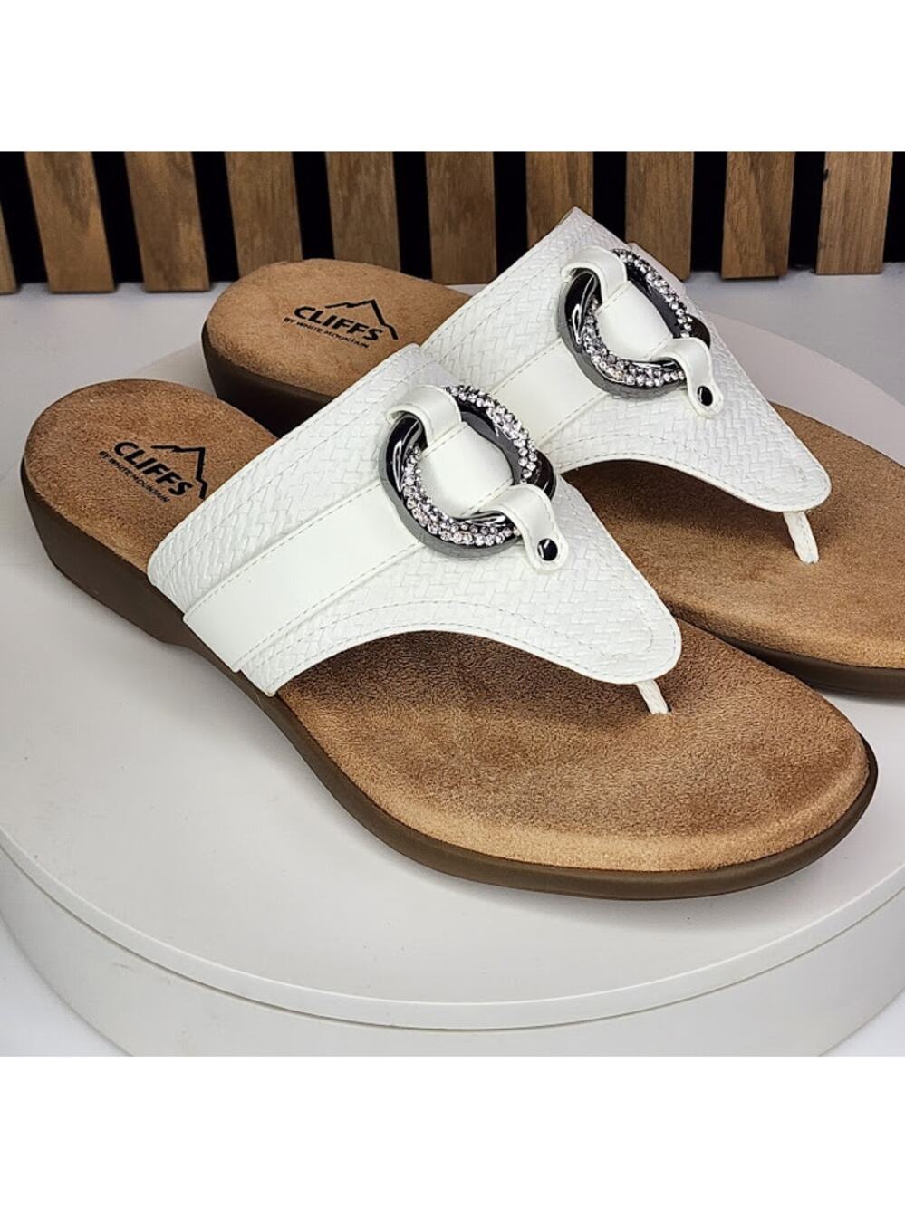 NEW - Cliffs by White Mountain Benedict Women’s Thong Comfort Sandals - Size 9